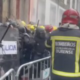 Brutalna tuča policijaca i vatrogasaca u Španiji (VIDEO) 9