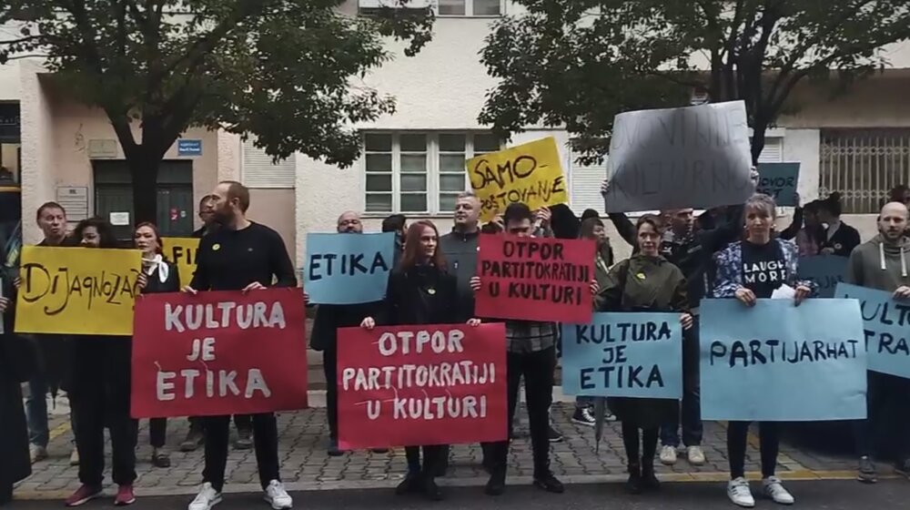 Održan još jedan protest kod Skupštine i Vlade Crne Gore: "Toliko je loše da mora bit' gore?" 1