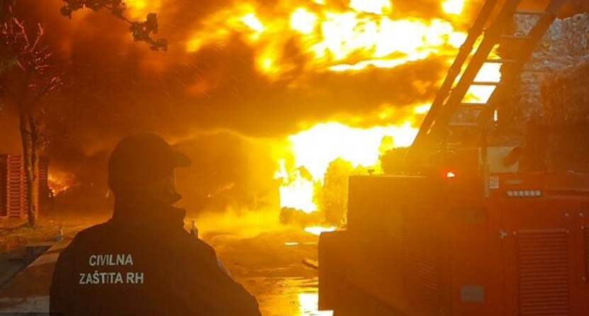 Veliki požar u Osijeku pod kontrolom, tri vatrogasaca povređena, jedan teže 1