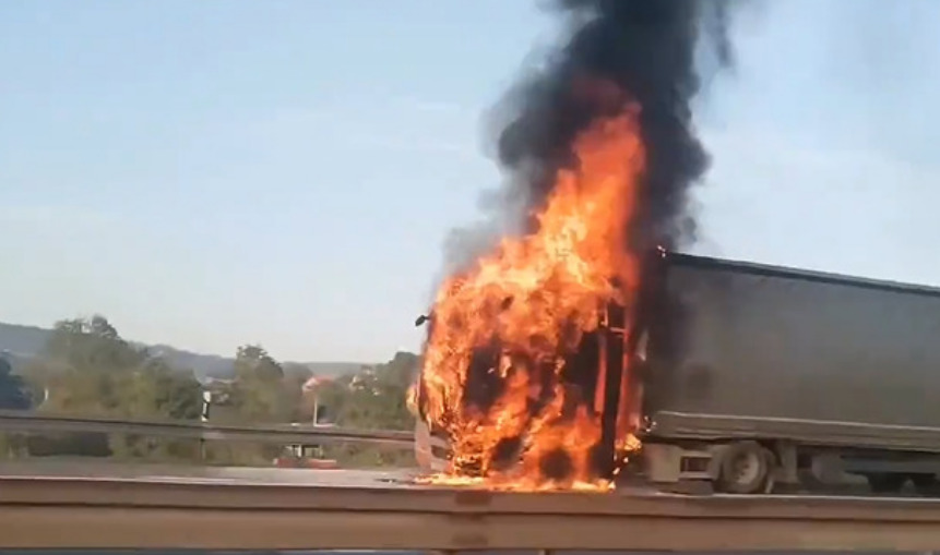 Gori kamion na auto-putu kod Umčara, saobraćaj zaustavljen u oba smera (VIDEO) 1
