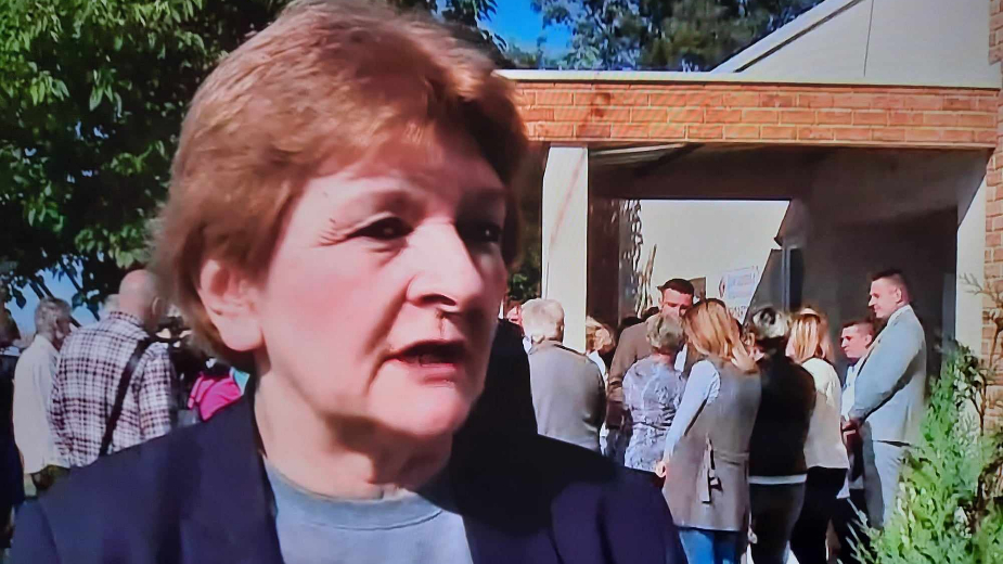 "Treba da napravimo porodične lekare": Ministarka Grujičić sa meštanima Glibovca koji su posle više od 20 godina dobili ambulantu 1