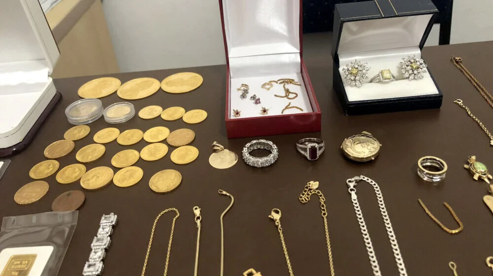 Muškarac iz Sombora uhapšen zbog krađe zlata i nakita od pola miliona evra iz porodične kuće u Kragujevcu (FOTO) 1