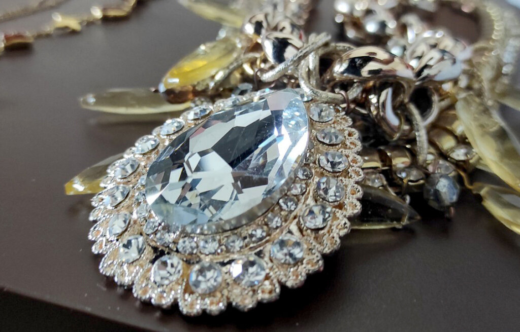 Muškarac iz Sombora uhapšen zbog krađe zlata i nakita od pola miliona evra iz porodične kuće u Kragujevcu (FOTO) 2 Muškarac iz Sombora uhapšen zbog krađe zlata i nakita od pola miliona evra iz porodične kuće u Kragujevcu (FOTO) 2