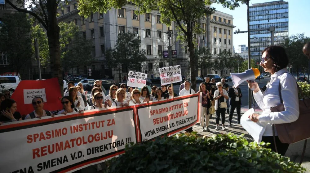 Protest radnika Instituta za reumatologiju ispred Vlade traže smenu v.d. direktora 1