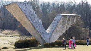 Kragujevački Spomen park apeluje na građane da za Badnji dan ne seku mlade hrastove u Šumaricama 9 Kragujevački Spomen park apeluje na građane da za Badnji dan ne seku mlade hrastove u Šumaricama 7