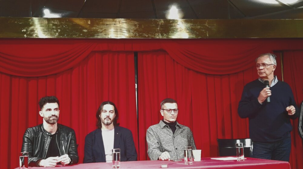 Dirljiva i urnebesna Almodovarova priča, posveta ženama koje opstaju u svetu koji im nije naklonjen: Premijera mjuzikla "Žene na ivici nervnog sloma", u režiji Nebojše Bradića 1