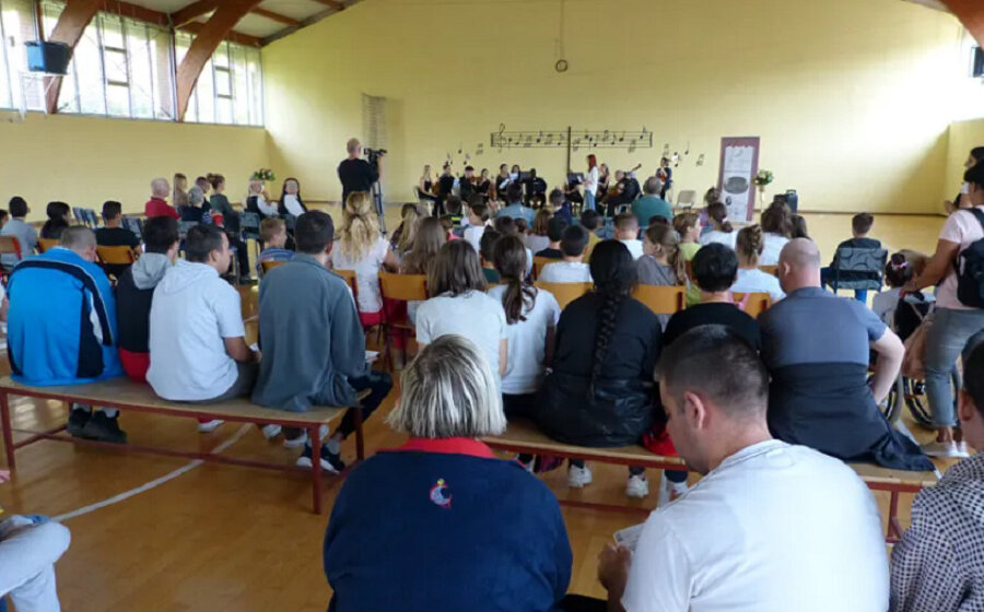 Orkestar „Sonore“ priredio koncert za učenike mitrovačke škole „Radivoj Popović“ 1