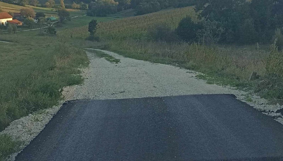 Asfaltirano 200 metara puta, opozicija tvrdi samo ispred kuće direktora Toplane: Direktor kaže “to nije kuća mojih roditelja već tu žive moji baba i deda” (VIDEO) 3 Asfaltirano 200 metara puta, opozicija tvrdi samo ispred kuće direktora Toplane: Direktor kaže “to nije kuća mojih roditelja već tu žive moji baba i deda” (VIDEO) 3