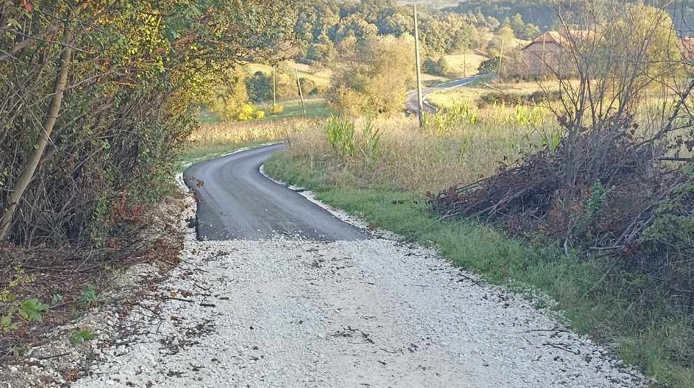 Asfaltirano 200 metara puta, opozicija tvrdi samo ispred kuće direktora Toplane: Direktor kaže “to nije kuća mojih roditelja već tu žive moji baba i deda” (VIDEO) 1