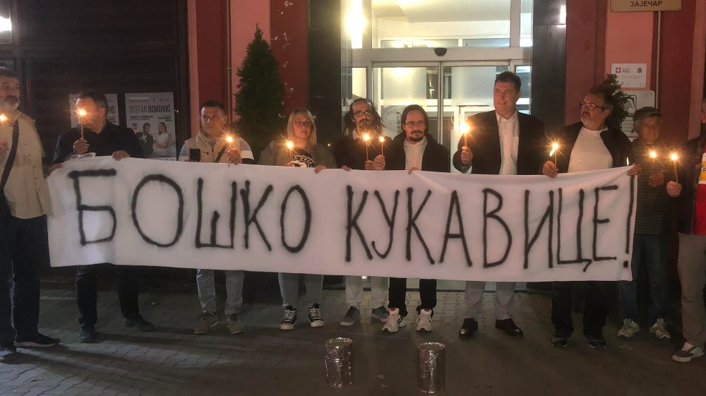 “SNS vlast vratila Boška Ničića na mala vrata da i dalje uništava ovaj grad”: Simboličnim paljenjem sveća ispred Gradske uprave u Zaječaru opozicija poručila da je došao kraj vladavine Srpske napredne stranke 1