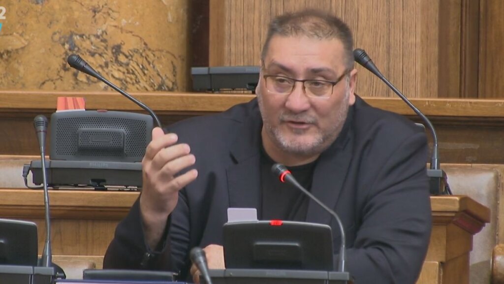 Umesto o amandmanima na budžet, poslanici o Đilasu, psu, lokatorima i prepariranom Bulatoviću (VIDEO) 3 Umesto o amandmanima na budžet, poslanici o Đilasu, psu, lokatorima i prepariranom Bulatoviću (VIDEO) 3