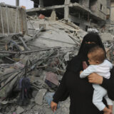 Da svet zna za njih: Roditelji Gaze deci ispisuju imena na telima ako poginu 6