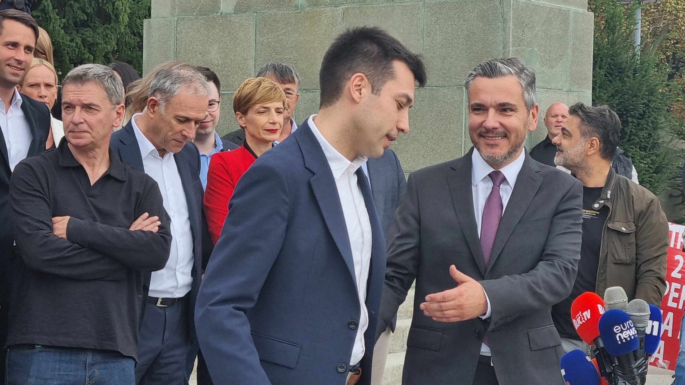 Opozicija okupljena oko protesta "Srbija protiv nasilja" ispred zgrade Narodne skupštine objavila izborni dogovor (FOTO) 11