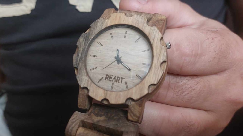 "Prva dva modela nisu bila ni lepa ni kvalitetna": Kako je Marko iz Zaječara počeo da pravi satove od drveta (FOTO) 2
