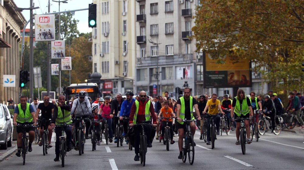 Oko 300 biciklista se provozalo od Trga Nikole Pašića do Bežanijske kose da bi Šapiću uručili "pedalu" 1