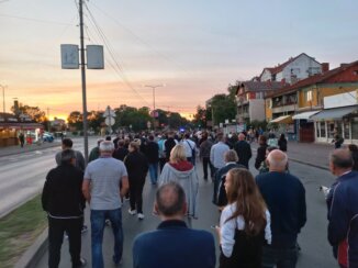 foto, protest delijski vis 3, foto miodrag stankovic Građani Delijskog Visa u Nišu blokirali saobraćaj zbog neasfalitranih ulica, nedostaka kanalizacije i napuštene samoposluge 4