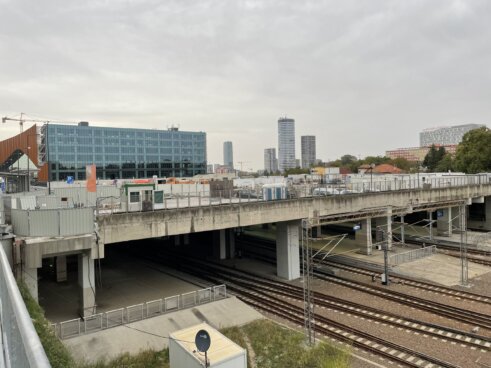 Prokop Pneumatski čekići i hilti bušilice i dalje odzvanjaju Prokopom: Reporter Danasa na železničkoj stanici "Beograd centar" dan pošto je svečano otvorena 12