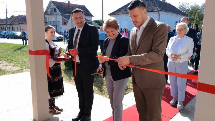 "Treba da napravimo porodične lekare": Ministarka Grujičić sa meštanima Glibovca koji su posle više od 20 godina dobili ambulantu 2