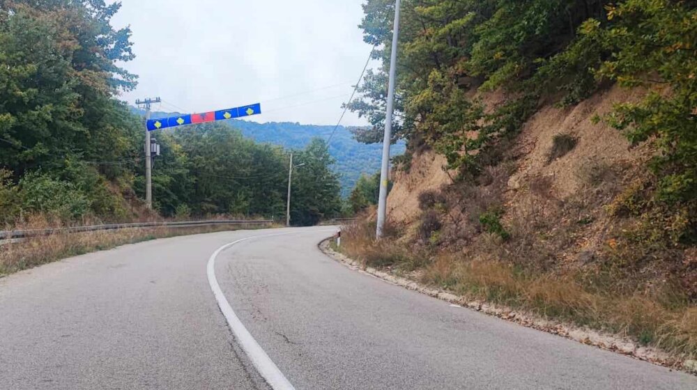 Kosovske i albanska zastava okačene kod sela Banje u Zubinom Potoku 1