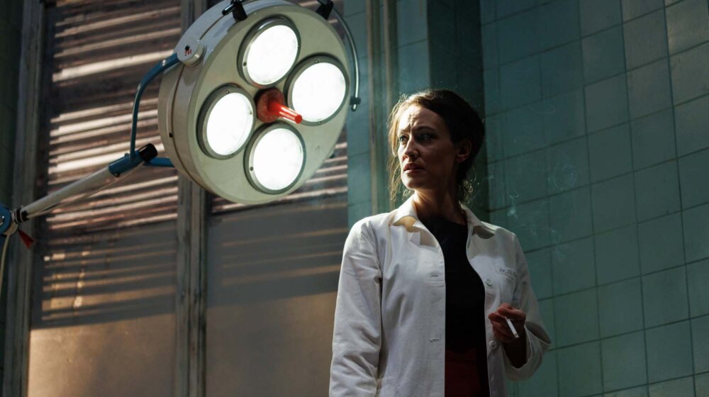 Protest protiv kratkog pamćenja i mogućnosti ponovnog zla: Premijera drame „Lutka sa kreveta broj 21“ u režiji Egona Savina u Narodnom pozorištu 1