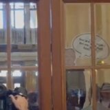 Performans SSP u Skupštini: Pokušali da unesu lutku sa likom Dragana Đilasa (VIDEO) 3