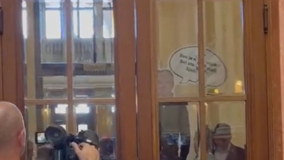 Performans SSP u Skupštini: Pokušali da unesu lutku sa likom Dragana Đilasa (VIDEO) 1