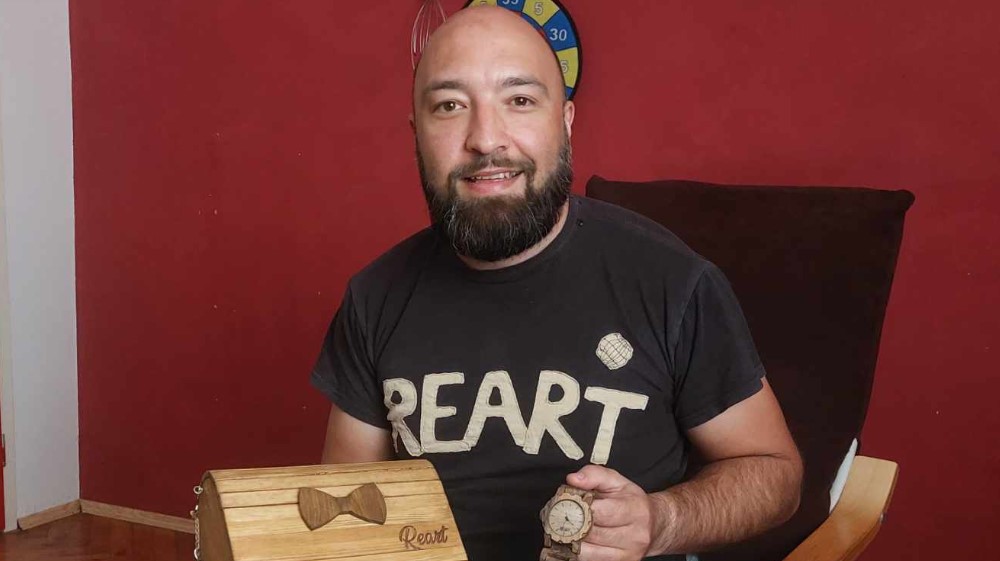 "Prva dva modela nisu bila ni lepa ni kvalitetna": Kako je Marko iz Zaječara počeo da pravi satove od drveta (FOTO) 6 "Prva dva modela nisu bila ni lepa ni kvalitetna": Kako je Marko iz Zaječara počeo da pravi satove od drveta (FOTO) 6