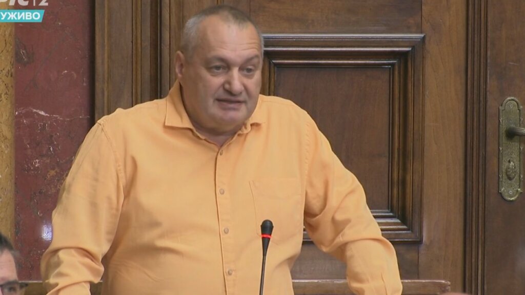 Umesto o amandmanima na budžet, poslanici o Đilasu, psu, lokatorima i prepariranom Bulatoviću (VIDEO) 2 Umesto o amandmanima na budžet, poslanici o Đilasu, psu, lokatorima i prepariranom Bulatoviću (VIDEO) 2