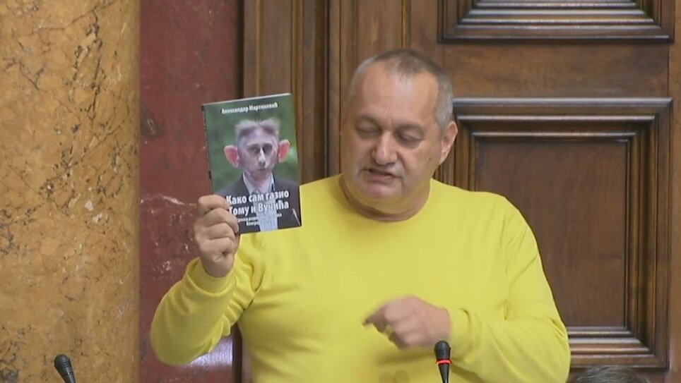 Srđan Milivojević u Skupštini čitao radikalsku knjigu: Vučić je bio kurir 2 Srđan Milivojević u Skupštini čitao radikalsku knjigu: Vučić je bio kurir 2