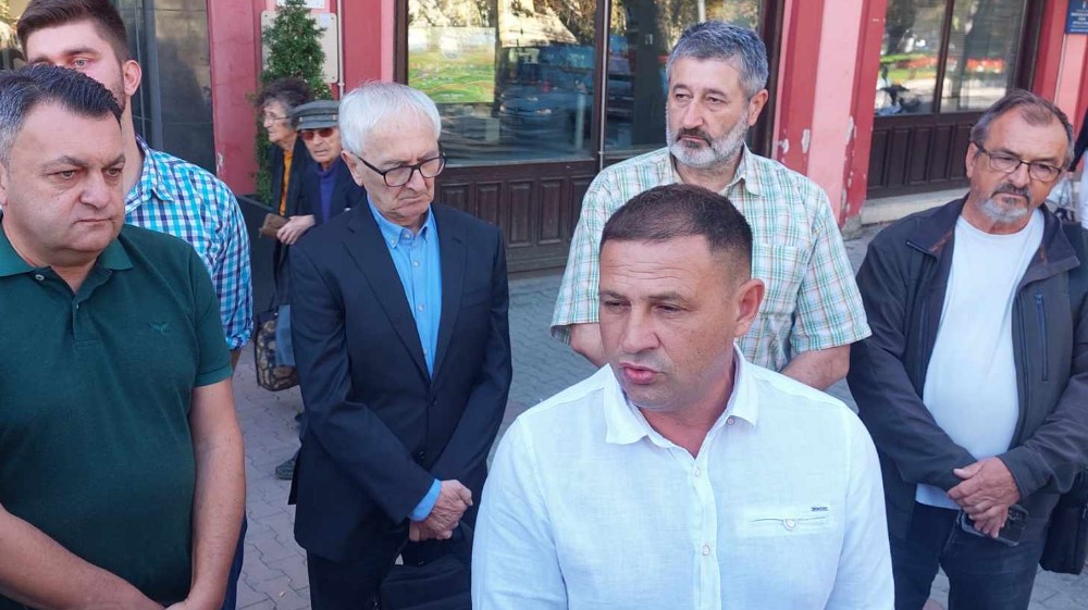 "Za vreme Ničićevog mandata, voda je postala tehnička, zemlja rudarska, a građani jeftina radna": Zaječarci i opozicija traže ostavku gradonačelnika 2 "Za vreme Ničićevog mandata, voda je postala tehnička, zemlja rudarska, a građani jeftina radna": Zaječarci i opozicija traže ostavku gradonačelnika 2