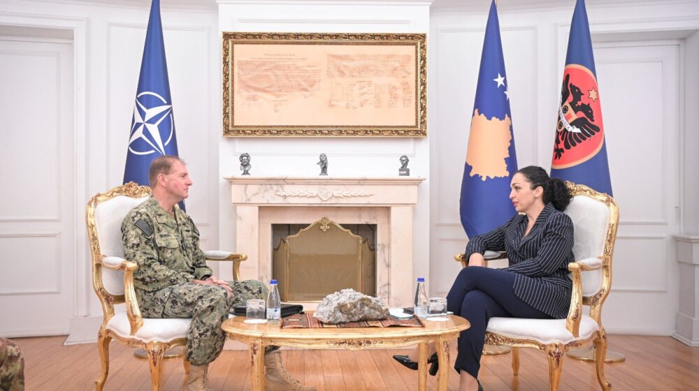 NATO admiral iz Komande u Napulju u poseti Prištini 1