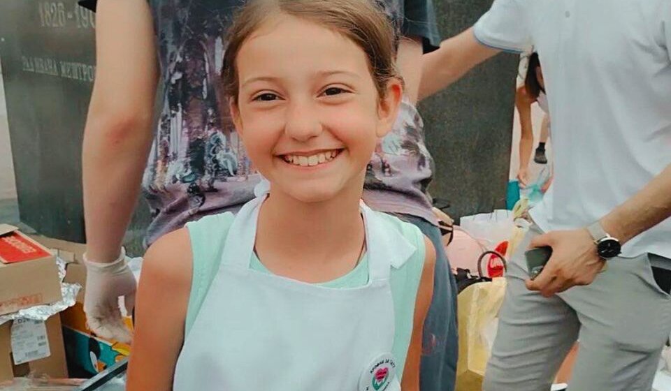 Devojčica Nina koja je prodavala krofne da pomogne tati u lečenju dobila nagradu "Svedočanstvo o dobroti" 1