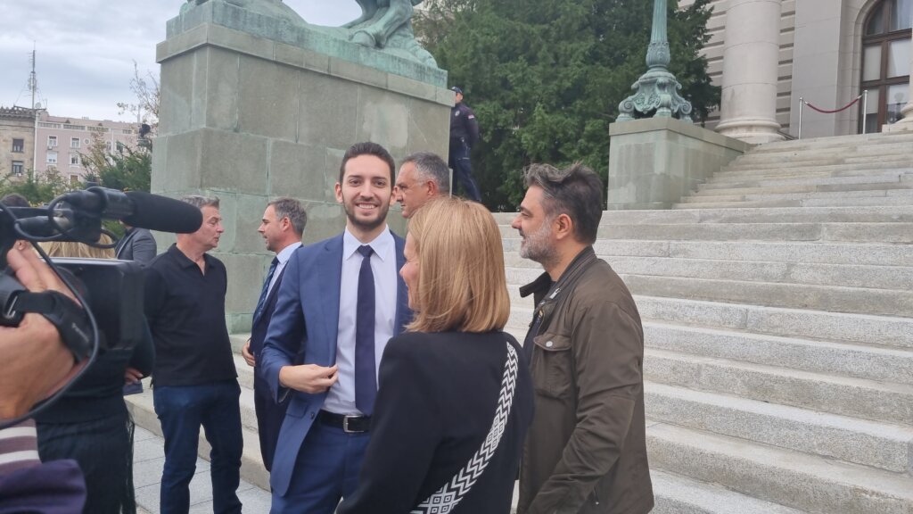 Opozicija okupljena oko protesta "Srbija protiv nasilja" ispred zgrade Narodne skupštine objavila izborni dogovor (FOTO) 4