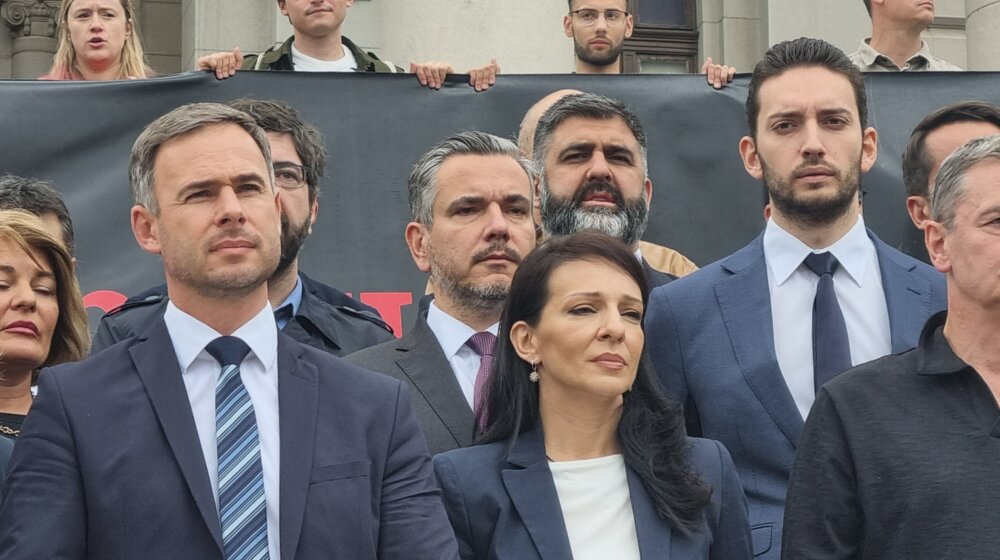 Opozicija okupljena oko protesta "Srbija protiv nasilja" ispred zgrade Narodne skupštine objavila izborni dogovor (FOTO) 1