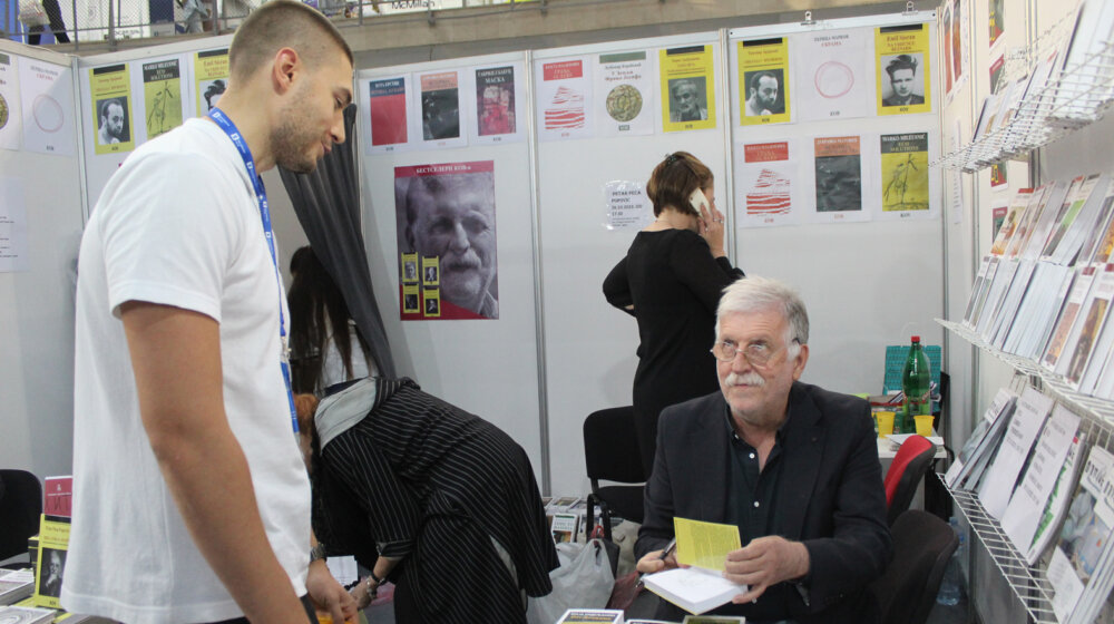 Peca Popović i Ljubomir Koraćević na štandu Književne opštine Vršac: Rokenrol, istorija i ekološka kriza 1