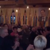 SNS druženje za penzionere u Nišu: Muzika, tombola, pokloni od Vučića...(VIDEO) 6