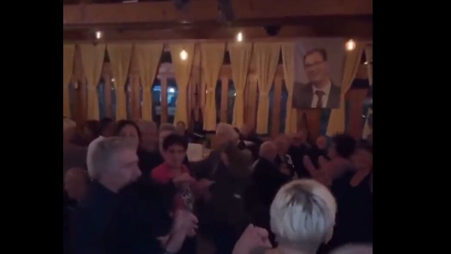 SNS druženje za penzionere u Nišu: Muzika, tombola, pokloni od Vučića...(VIDEO) 1