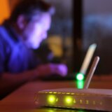 Zašto pojedini ljudi stavljaju aluminijumsku foliju iza rutera 5