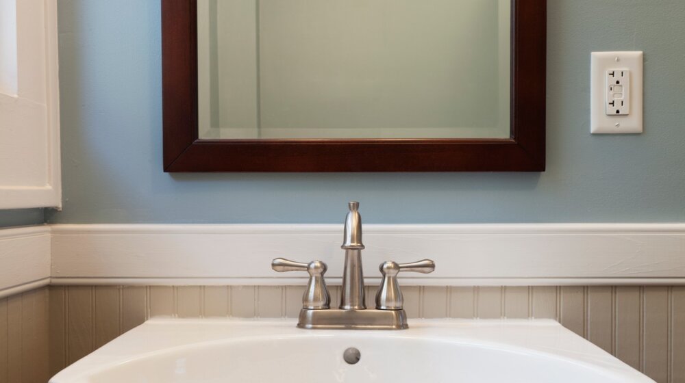 Čemu služi mala rupa na lavabou: Mnogi ne znaju, ali ovo je njena prava funkcija 1