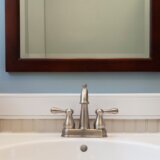 Čemu služi mala rupa na lavabou: Mnogi ne znaju, ali ovo je njena prava funkcija 7