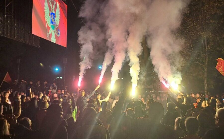 Protest ispred Skupštine Crne Gore: Zapaljen transparent sa likom Andrije Mandića 1