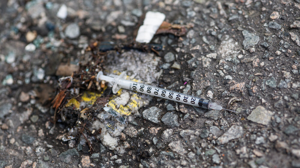 Učenik u Grockoj pronašao špric i iglu u blizini škole, a zatim ubo drugaricu 1