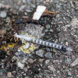 Učenik u Grockoj pronašao špric i iglu u blizini škole, a zatim ubo drugaricu 11