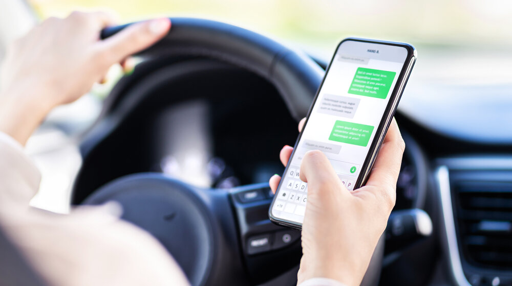 Tokom prošle nedelje čak 3.830 vozača kažnjeno zbog korišćenja mobilnog telefona i 624 pešaka zbog korišćenja slušalica 1