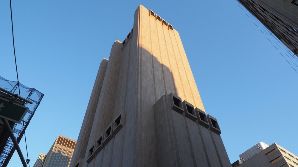 Tajanstvena zgrada bez prozora koja nestaje sa horizonta kada padne mrak 1