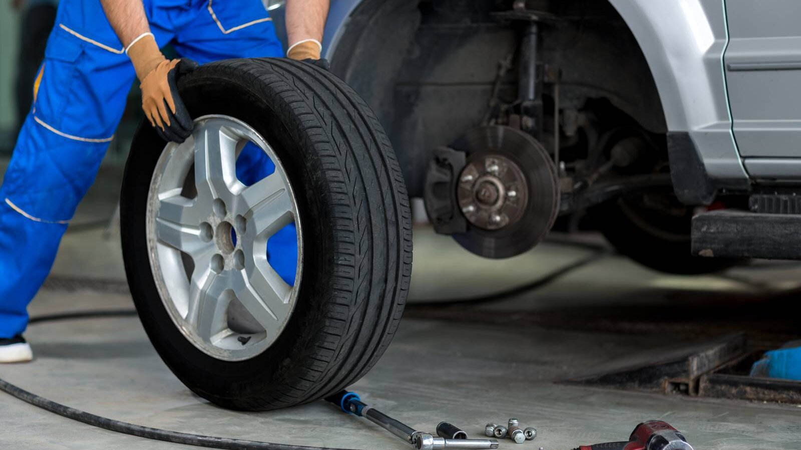 Ist es notwendig, die Reifen alle vier Jahre auszutauschen?  – Einen Wagen