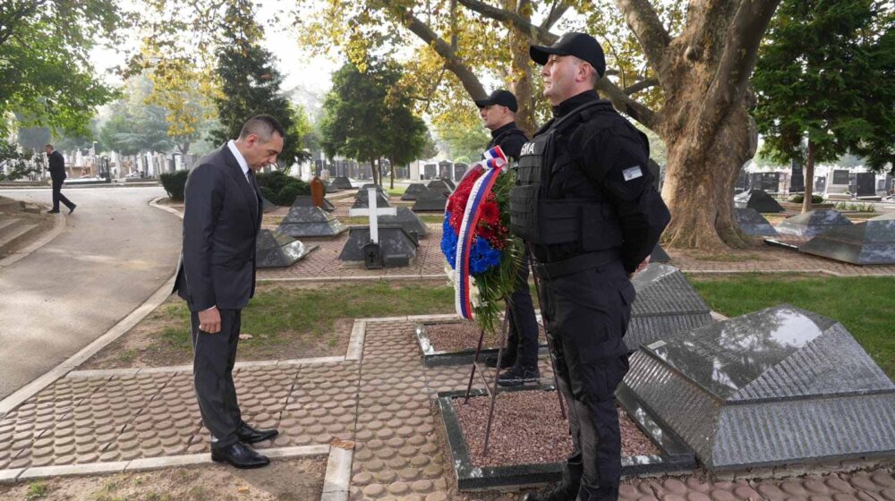 Vulin obeležio godišnjicu BIA polažući vence na spomenike Rankoviću, Krcunu i Milovanoviću 1