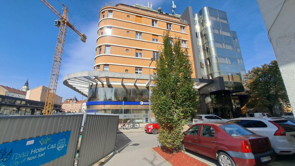 (FOTO) Umesto "Katedrale" Novosađani će gledati ulaz u garažu: Nikla još jedna betonska nadstrešnica u centru grada 3 (FOTO) Umesto "Katedrale" Novosađani će gledati ulaz u garažu: Nikla još jedna betonska nadstrešnica u centru grada 3