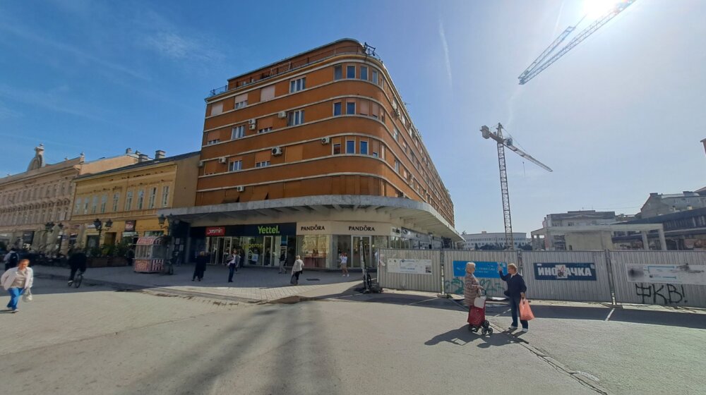 "Ako padnemo, padnemo": Nakon Banovine, zbog podzemne garaže oštećen još jedan od simbola Novog Sada, Tanurdžićeva palata (VIDEO) 1