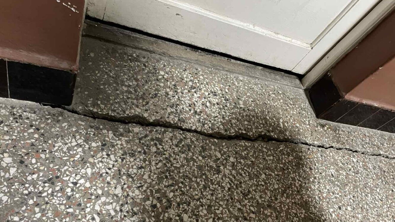 "Ako padnemo, padnemo": Nakon Banovine, zbog podzemne garaže oštećen još jedan od simbola Novog Sada, Tanurdžićeva palata (VIDEO) 3 "Ako padnemo, padnemo": Nakon Banovine, zbog podzemne garaže oštećen još jedan od simbola Novog Sada, Tanurdžićeva palata (VIDEO) 3